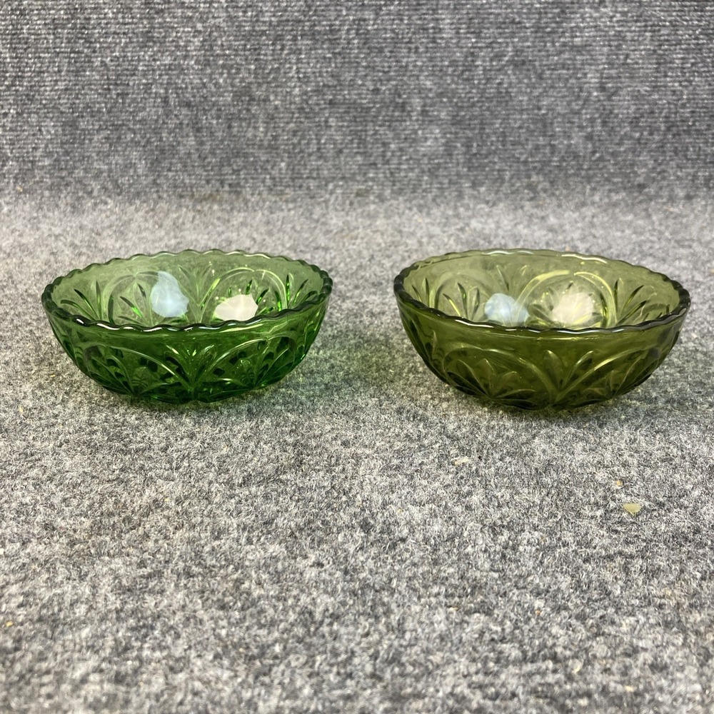 Set of 2 Green Anchor Hocking Scalloped Rim Star & Cameo Medallion Glass Bowls